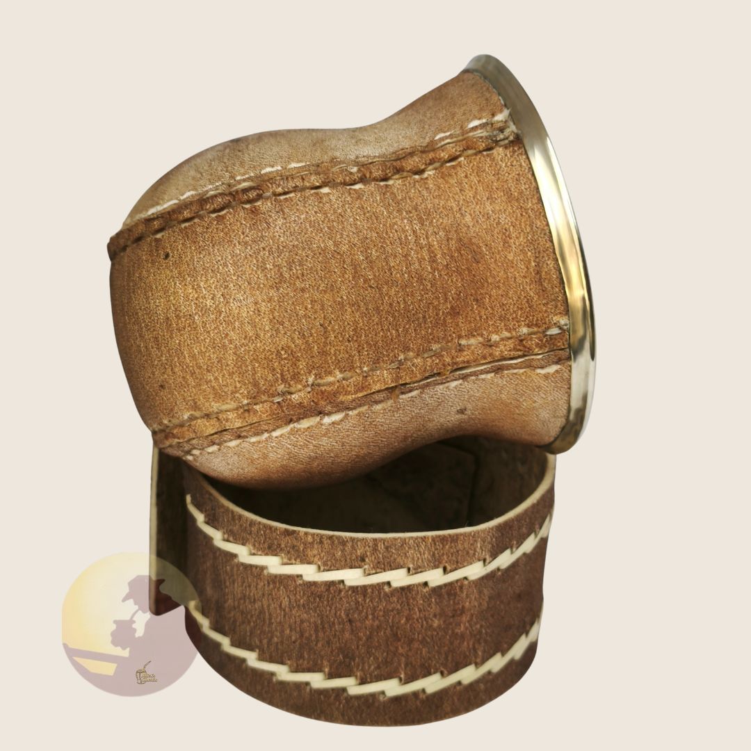 Camionero y Posamate de Cuero Crudo con Virola Cincelada - Imagen 6